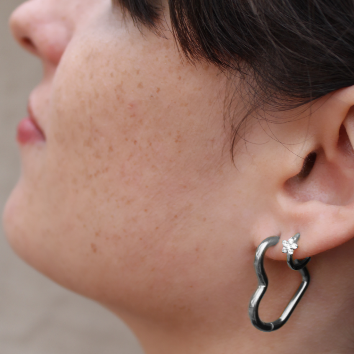 Modelo con los pendientes de aro en forma de corazĂłn
