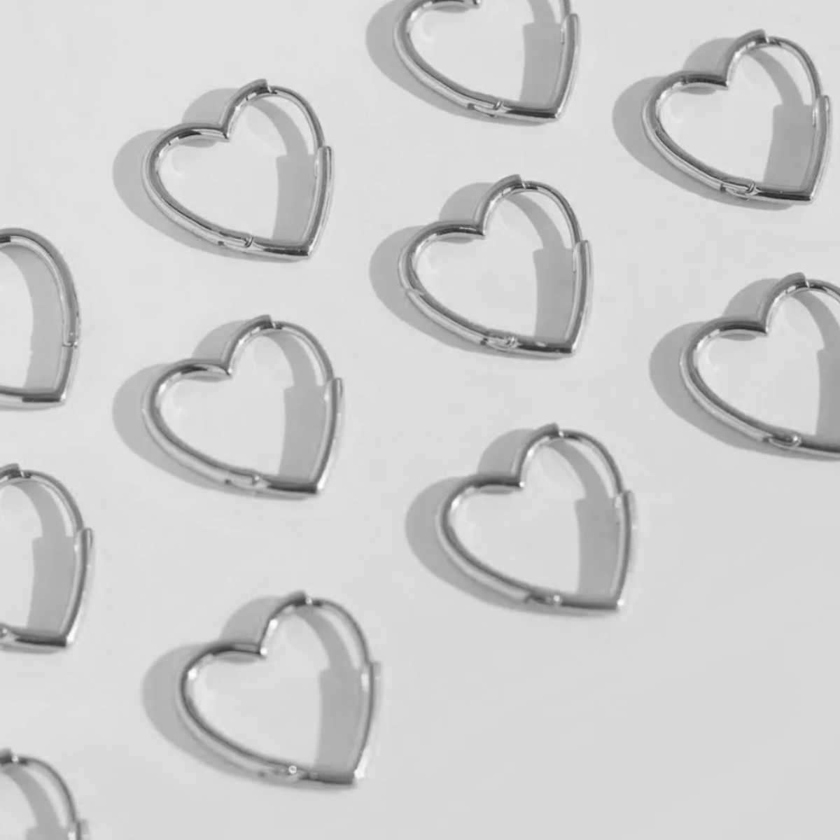 Muchos pendientes de aro en forma de corazĂłn