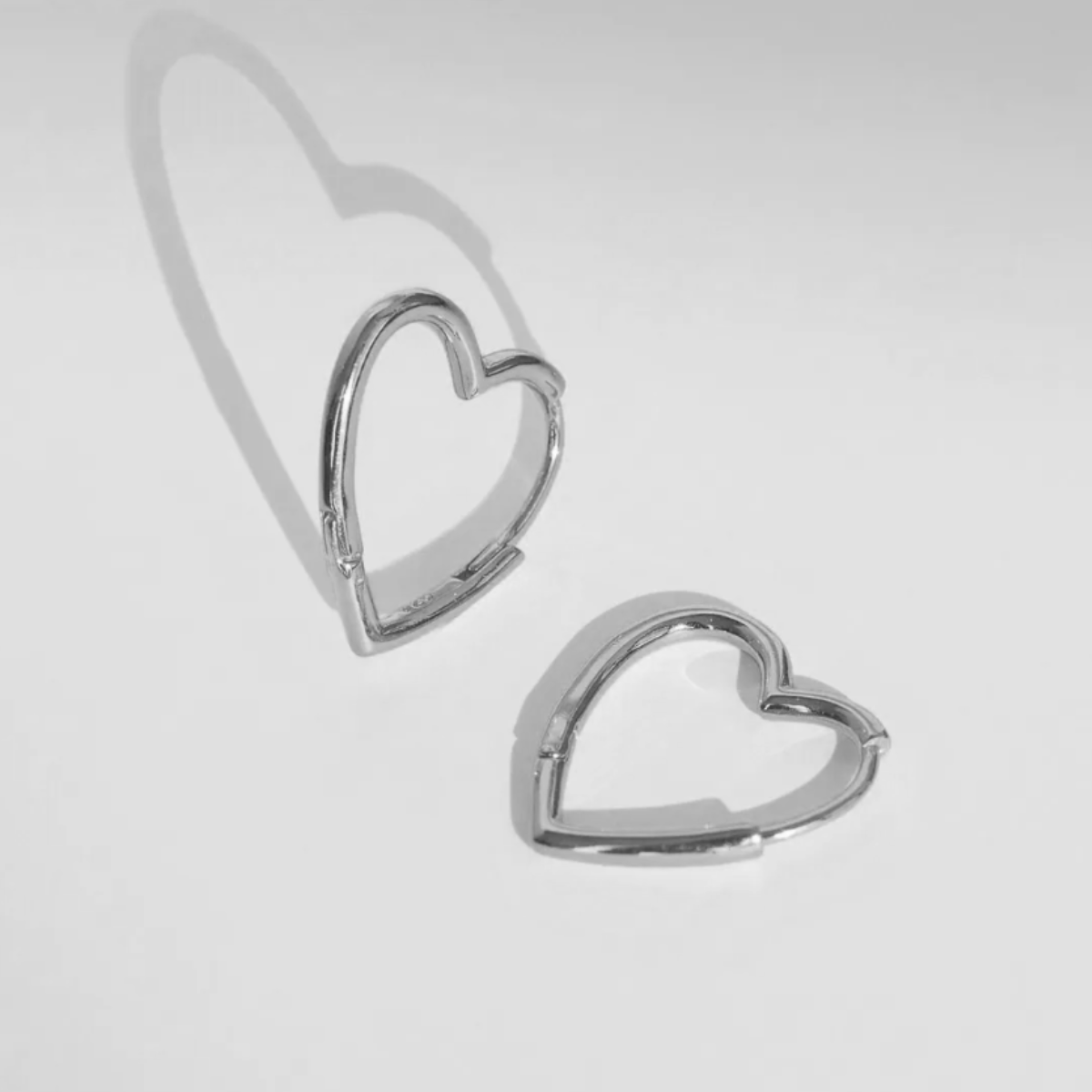 Pendientes corazĂłn en fondo blanco