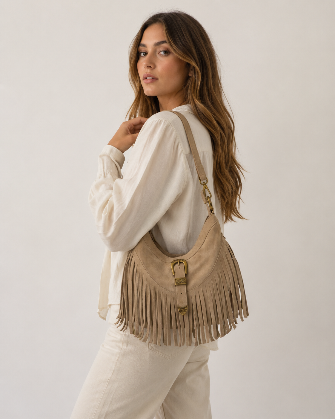 bolso marron claro taupe flecos 